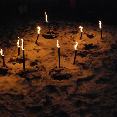 Der Schneeberg ist mit neun Fackeln gespickt und schimmert in warmem Licht.