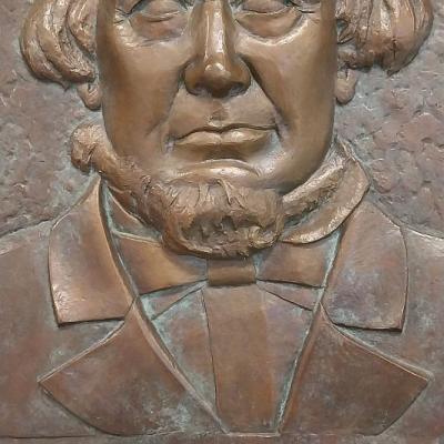Das Bild zeigt den Bronzeabguss des Gesichtes von August Hermann-Werner.