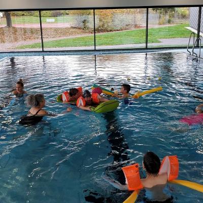 Schülerinnen und Schüler im Schwimmbad Markgröningen