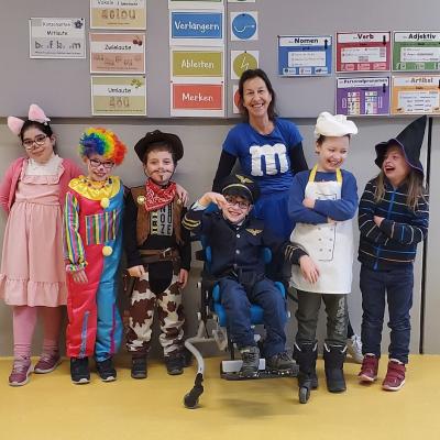 Fasching 2025 in der KOF - verkleidete Schülerinnen und Schüler mit Lehrerin