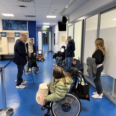 Auf diesem Bild wird den     Schülerinnen und Schülern die  Umkleidekabine von der TSG  Hoffenheim gezeigt. 