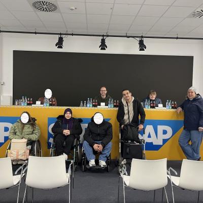 Die Klasse 8-9a ist im Presseraum der pre zero Arena. 1 Lehrer und 2 Schüler sitzen dort, wo in einem Spiel die Trainer sitzen.