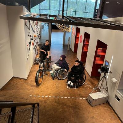 3 Schüler*innen stehen am Motorrad und machen ein Foto. Sie sind in Experimenta in Heilbronn. 