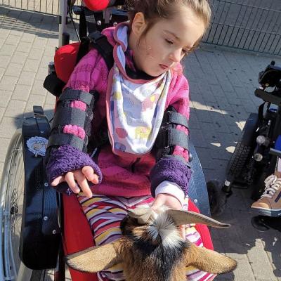 Eva füttert eine Ziege. Das gefällt beiden.