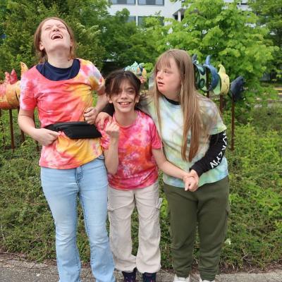 Drei Mädchen freuen sich über ihre neuen T-Shirts.