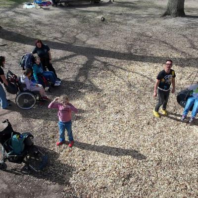 Von Oben Fotografiert , eine Schaukel zu sehen , 2 Rollstuhlfahrer , zwei Kinderwagen, eine Läuferin, 3 Betreuer 