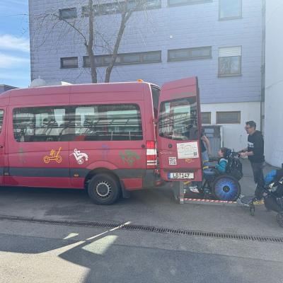 Roter Bus , entladen eines Rollstuhlfahrer und Kinderwagen 