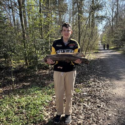Ein Schüler hält einen Ast ins Bild