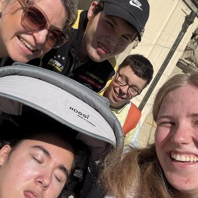3 Schüler und 2 Mitarbeiter vor dem Schloss