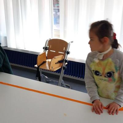 Constantin und Teodora schneiden die Bänder für den Reifen zu.