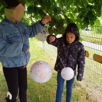 A und Teodora hängen die Lampions in den Kastanienbaum.