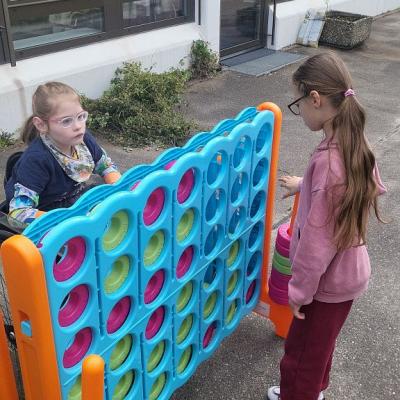 Frieda und Solomiia probieren das Spiel 4gewinnt aus.