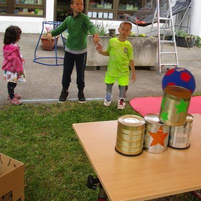 Yannic und Samy spielen Dosenwerfen.