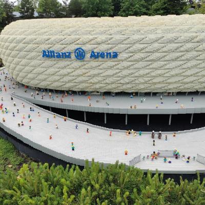 Es ist ein Lego Nachbau der Allianz Arena zu sehen. 