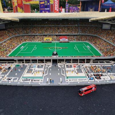 Von Oben wurde ein Foto gemacht. Man sieht das innere eines Fußballstadions das aus Lego nachgebaut wurde 