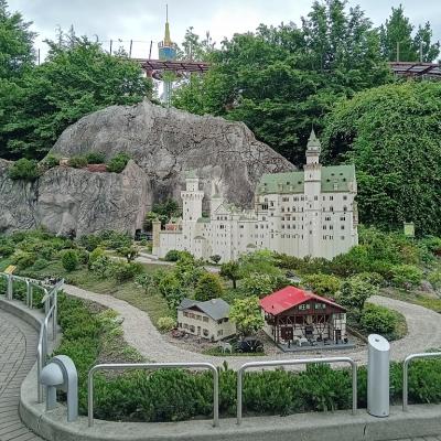 Man sieht ein Schloss aus Lego. Hinter dem Schloss ist ein großer Felsen 