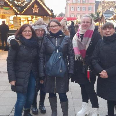 Die Mitarbeiterinnen der Großküche stehen auf dem Weihnachtsmarkt