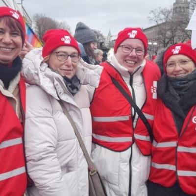 Die Mitarbeiterinnen der Großküche in Streikwesten bei der Demo