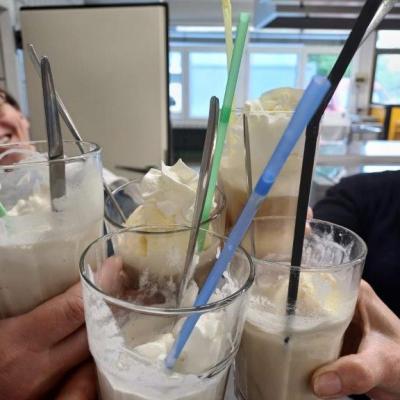 5 Gläser mit Eiskaffee, zum Teil schon getrunken