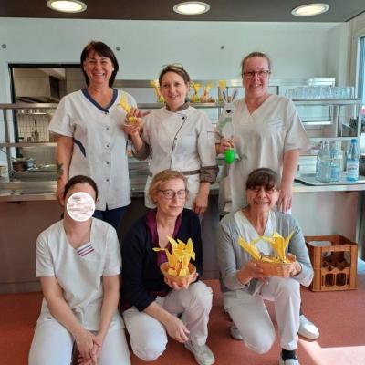 Die Mitarbeiterinnen der Großküche präsentieren gebastelte Osterhasen