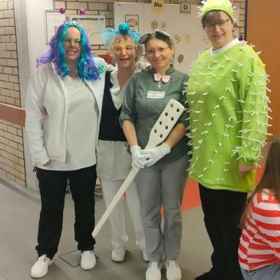 Gruppenfoto in Verkleidung, Aufnahme von Fasching