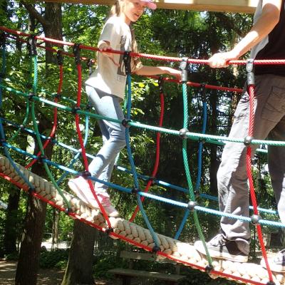 Klettergerüst mit Tau und Netz, darauf ein Mädchen und eine Frau