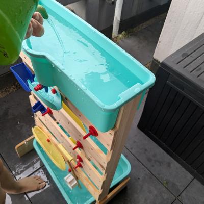 Wasserspiel mit einem Wasserfall