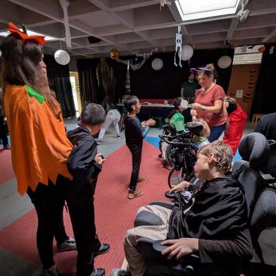 Ein Gruppenbild mit mehreren Kindern und Erwachsenen beim tanzen auf der Tanzfläche