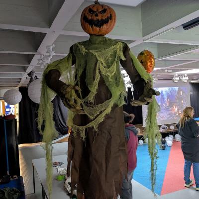Eine gruselige Kürbisfigur hängt von der Decke herunter und konnte leuchten
