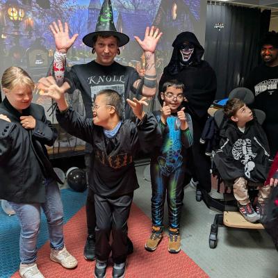 Auf dem Gruppenfoto sieht man viele tolle Kostüme. Ein Zauberer, zwei Skelette, eine Fledermaus, ein Geist und ein Kämpfer stehen zusammen.         