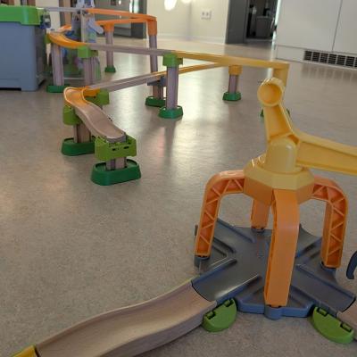 Kugelbahn aus Holz mit verschiedenen Bahnen für die Kugeln