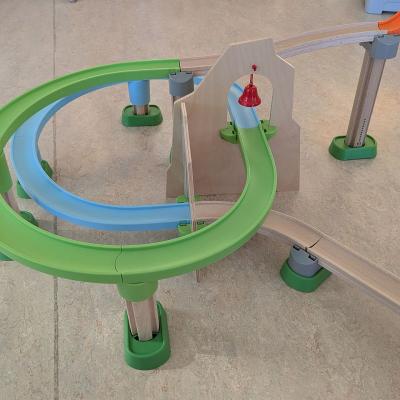 Kugelbahn aus Holz, zu sehen sind viele Kurven wo die kigeln rollen können