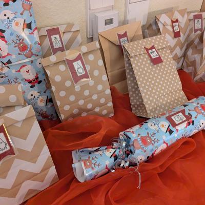 Ein Adventskalender der Schüler steht auf einem Schräknchen