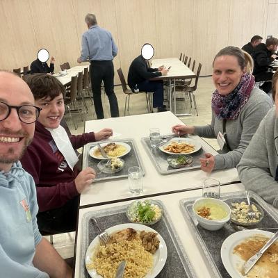 Bei der Firma Mahle sitzen zwei Schüler, ein Lehrer und eine Betreuerin, und essen zu Mittag. Und das Essen war sehr lecker.