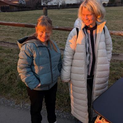 Eine Frau und ein Mädchen lachen in die Kamera