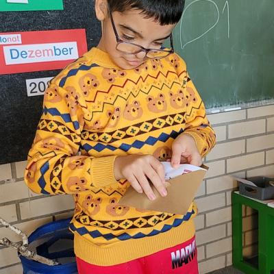 Schüler öffnet den ersten Brief