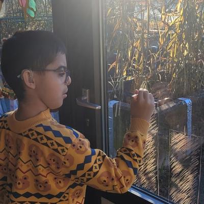 Die erste Kerze wird am Fenster angemalt