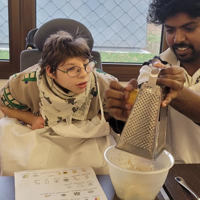 In der Küche wird ein Apfel geraspelt.