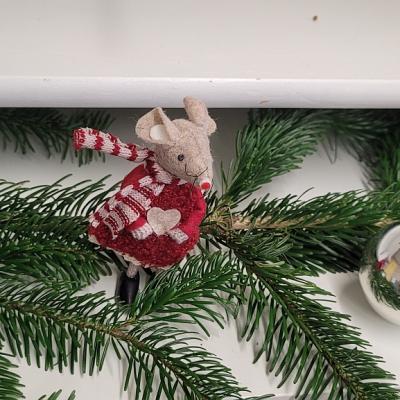 Ella und Weihnachtskugeln