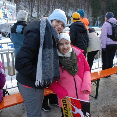 Lena und Ghofran stehen nebeneinander und lächeln in die Kamera.