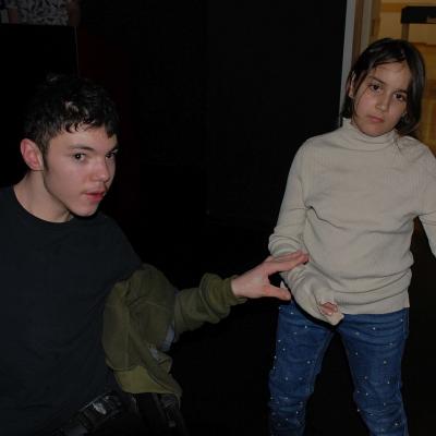 Maik und Sophia tanzen im Disco-Raum und halten sich an den Händen.