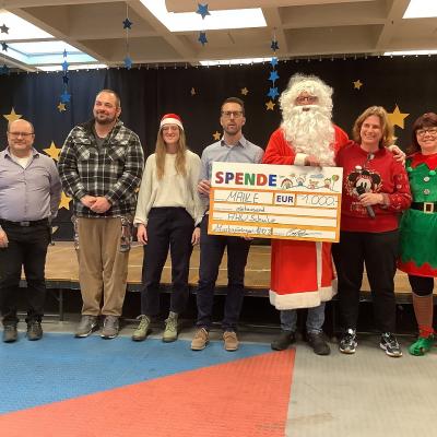 Betriebsrat Markgröningen, Führungsteam der Ausbildungsabteilung und Schulleitungsteam bei der Scheckübergabe