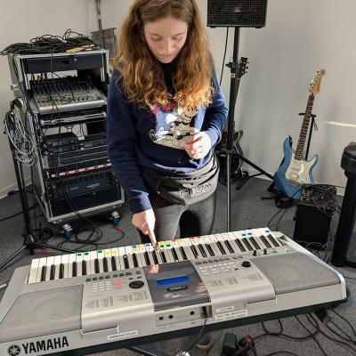 Ein Mädchen spielt Keyboard