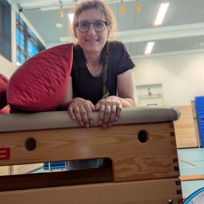 Eine Frau lacht herzlich in die Kamera