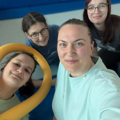 4 Frauen lachen herzlich in die Kamera