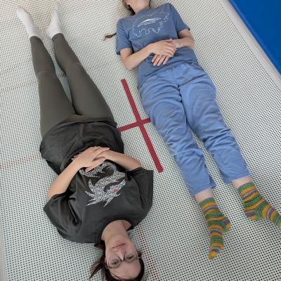 zwei Frauen liegen entspannt auf dem Trampolin