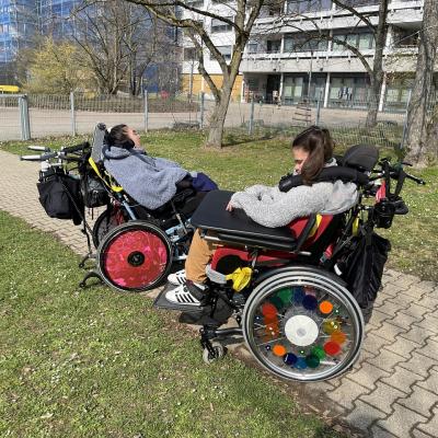 Eine junge Frau lacht in die Kamera