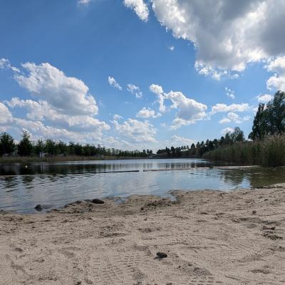 ein kleiner Sandstrand am See, Sonne scheint