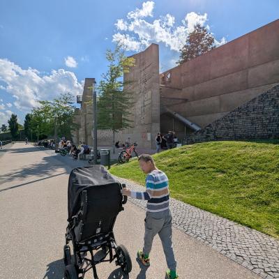 ein Junge spielt auf dem Spielpatz mit Kies