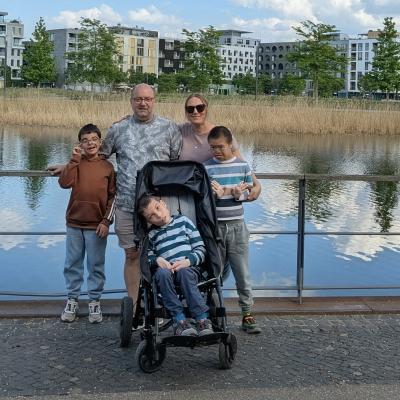 Ein Junge und eine Frau schauen in die Kamera 